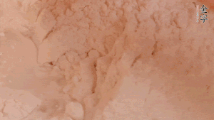 糯米粉中加入溫水，反復(fù)揉成團(tuán)。