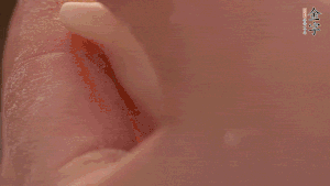 取一小團(tuán)面，用掌心搓成小球狀，從小球中心捏窩，放入餡料，封口后，留出小尾巴。