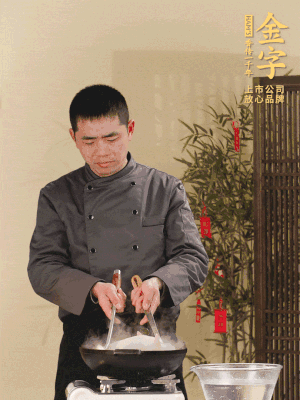 整只土雞冷水下鍋，加蔥姜、料酒焯水，撈出后用溫水清洗干凈。