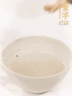 羊肚菌流水洗凈2遍后，溫水泡發(fā)15-20分鐘。