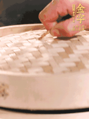 醬鴨半只加姜片、蔥、黃酒上鍋蒸20分鐘。