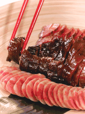 香腸、醬肉適合切片、醬鴨適合切塊。