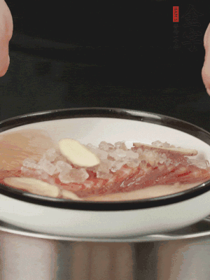 置于盤中，加冰糖100g、黃酒100g、水200g，上鍋蒸20分鐘。
