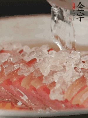 依舊放上冰糖100g、黃酒100g、水200g，鍋中再蒸15分鐘。