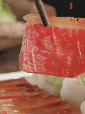 吃的時(shí)候，把薄片火腿放入荷葉夾中就可以了。