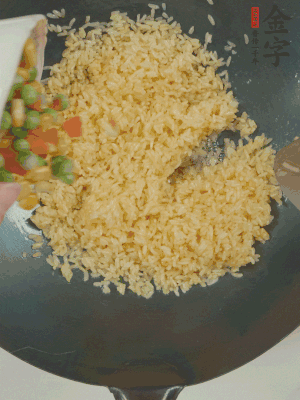 下豌豆粒、胡蘿卜粒、玉米粒。（買現(xiàn)成冷凍的雜菜即可，非常方便）