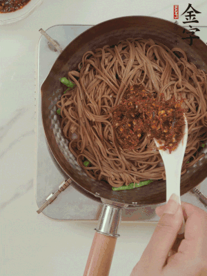 下蕎麥面，淋上少許醬油，加2勺金字火腿大師醬略翻炒即可。