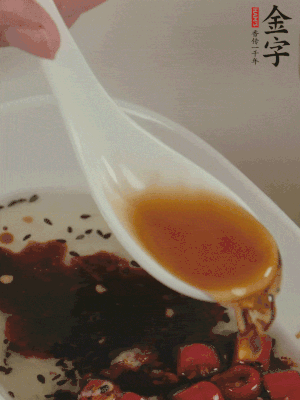 再加2勺生抽、1勺香醋攪拌。