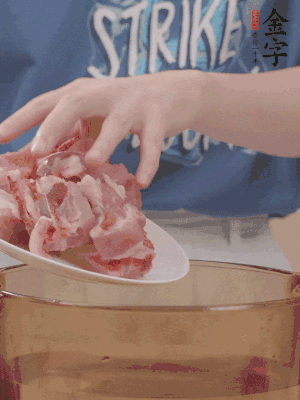 排骨剁小塊，加姜片、料酒沸水下鍋焯水。