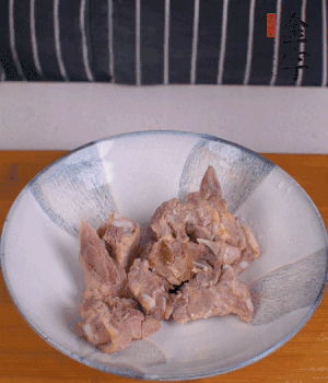 排骨加1勺黃酒、1勺蠔油、1勺玉米淀粉、1/4勺胡椒粉腌制半小時。