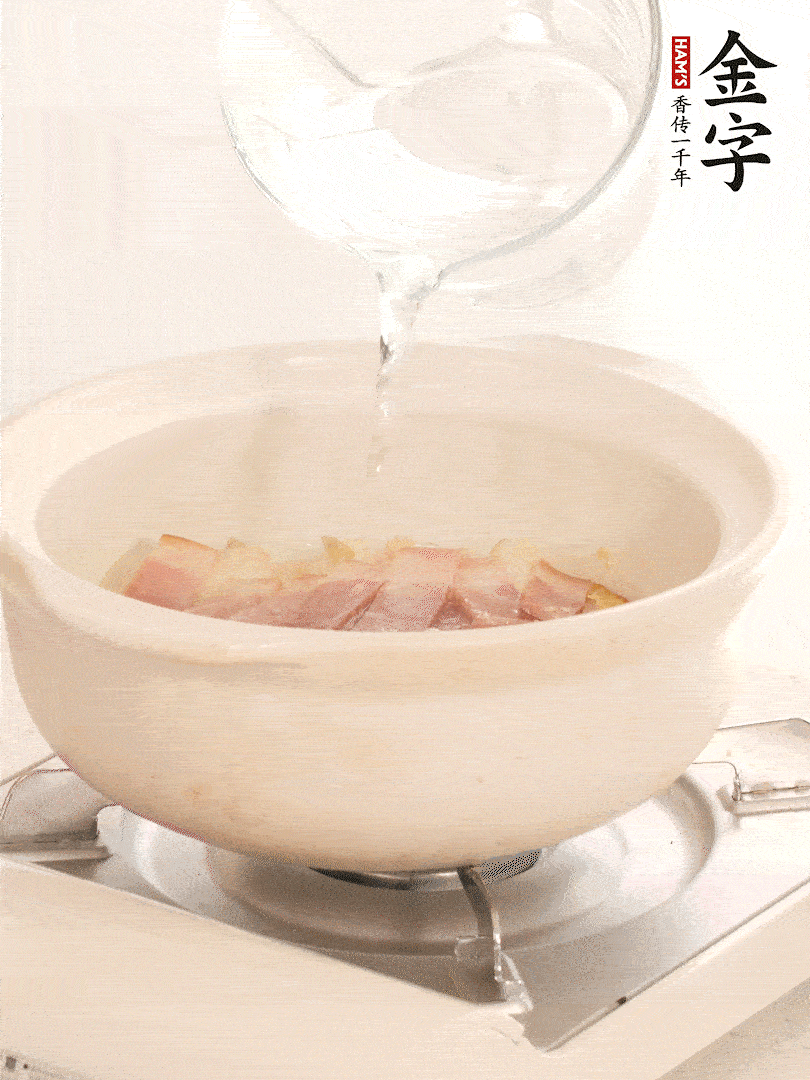 放入火腿片，加開水，再加入豆腐