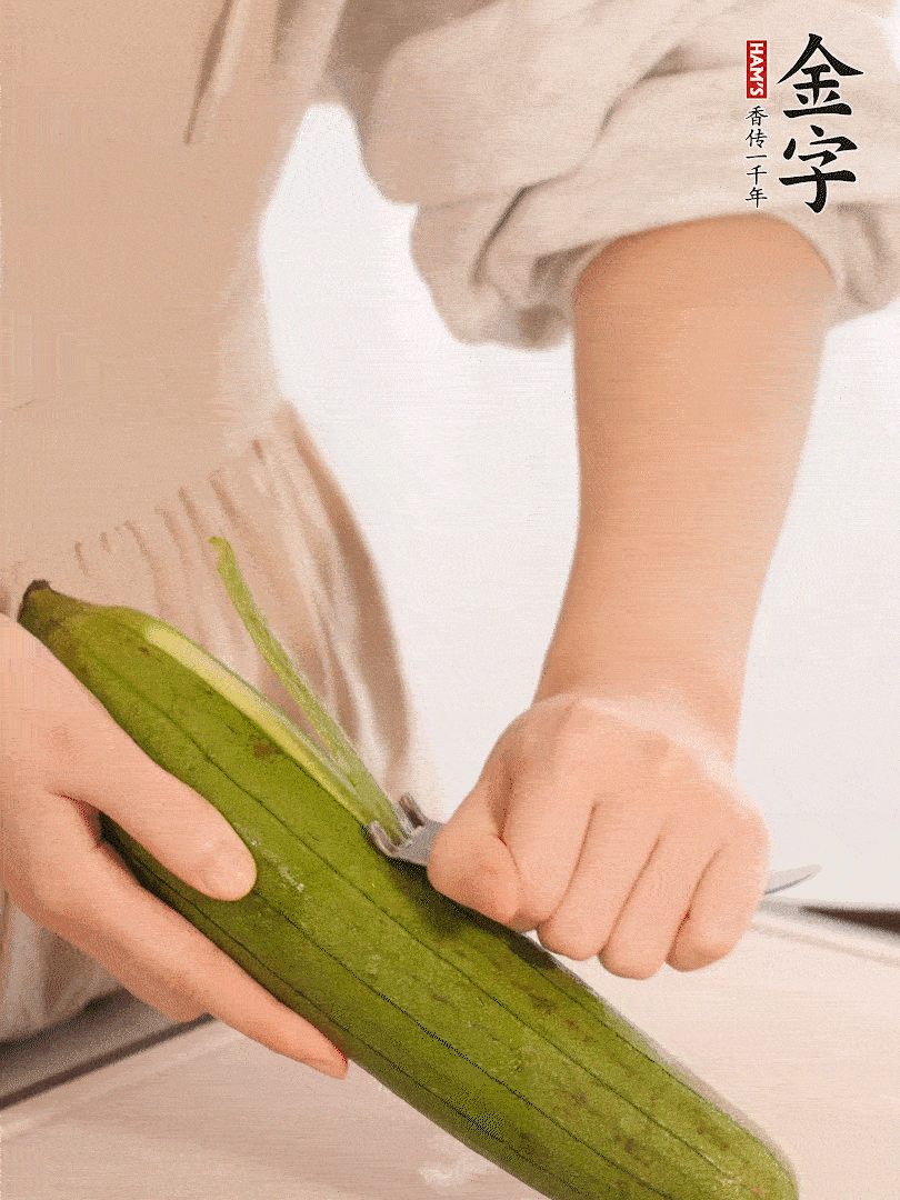 絲瓜去皮切滾刀塊用鹽殺一下水分洗凈。