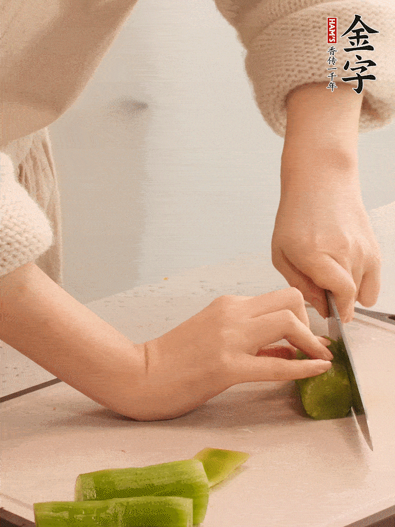 萵筍和白蘿卜用擦絲器擦成細(xì)絲。