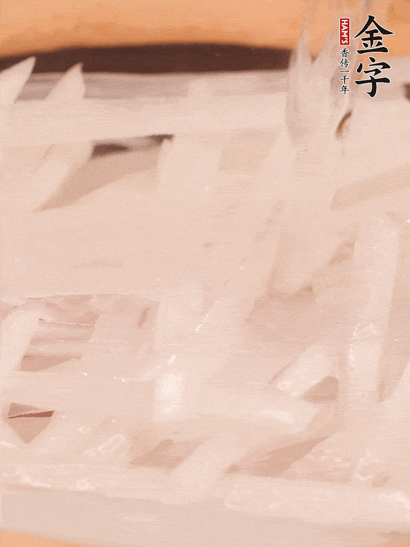 倒入熱水煮開(kāi)后，轉(zhuǎn)小火燉煮10分鐘，呈奶白色湯底。