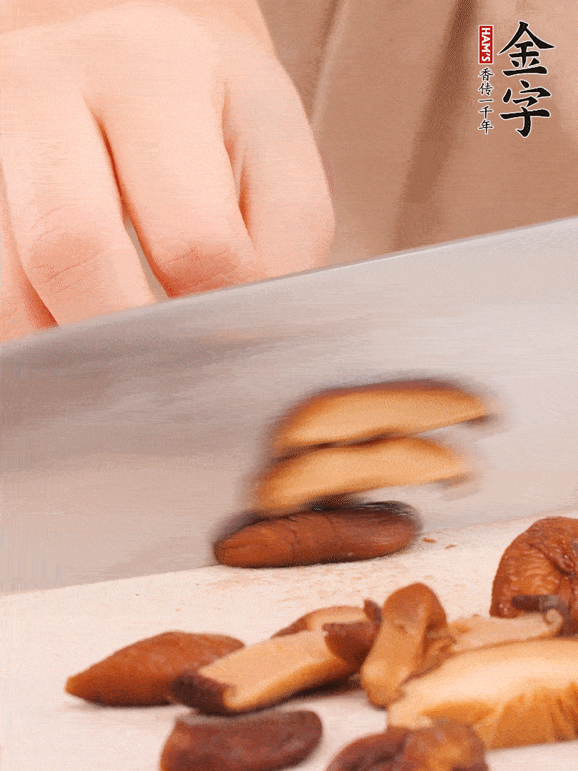 干香菇泡發(fā)，切成小塊。