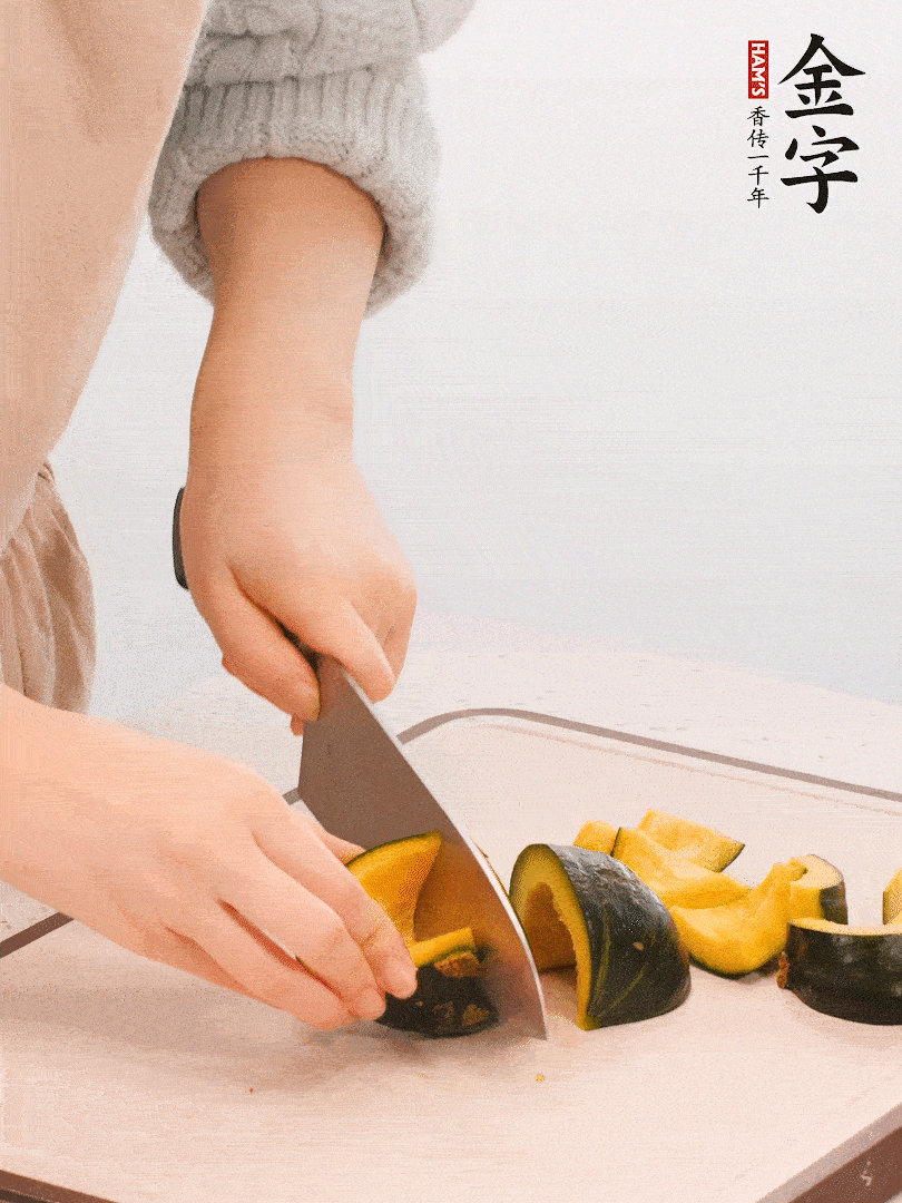 貝貝南瓜切小塊，生姜切成姜絲。