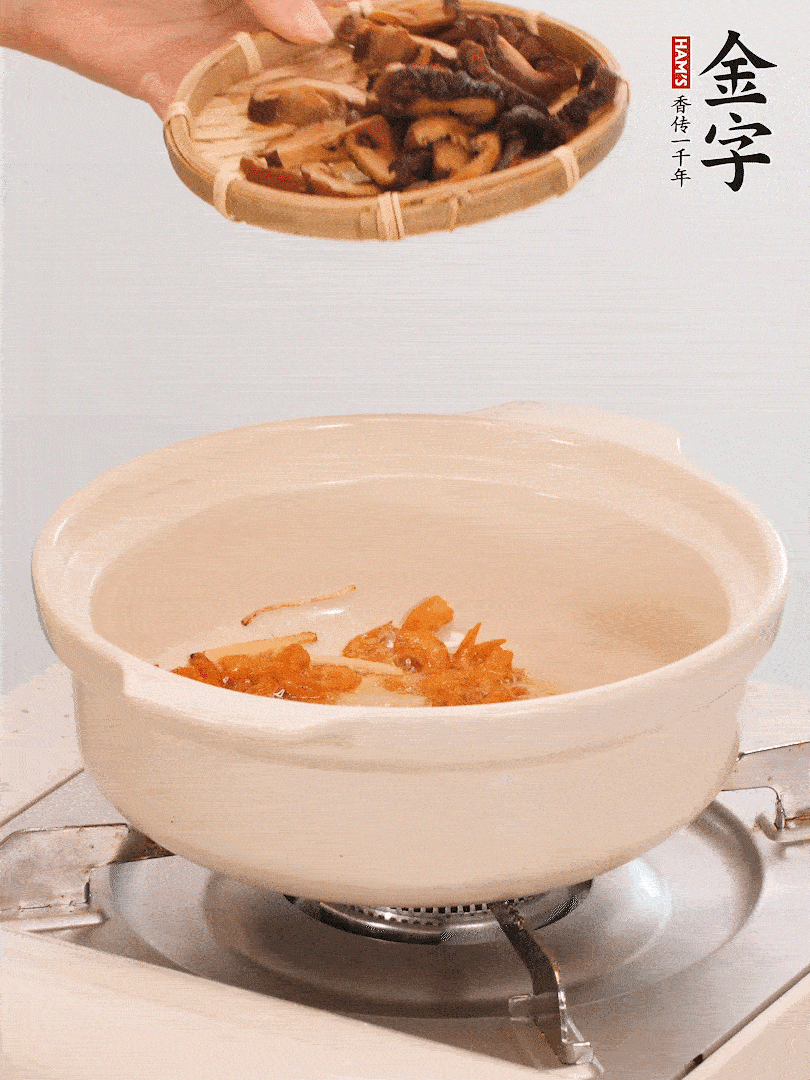 砂鍋倒入少許油，放入姜絲、海米小火煸香；再放入香腸、南瓜、干香菇一起翻炒2分鐘。