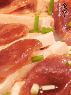 調(diào)一個醬汁：2勺生抽、1勺蠔油、半勺白糖、1勺淀粉、半碗清水調(diào)成料汁燒開