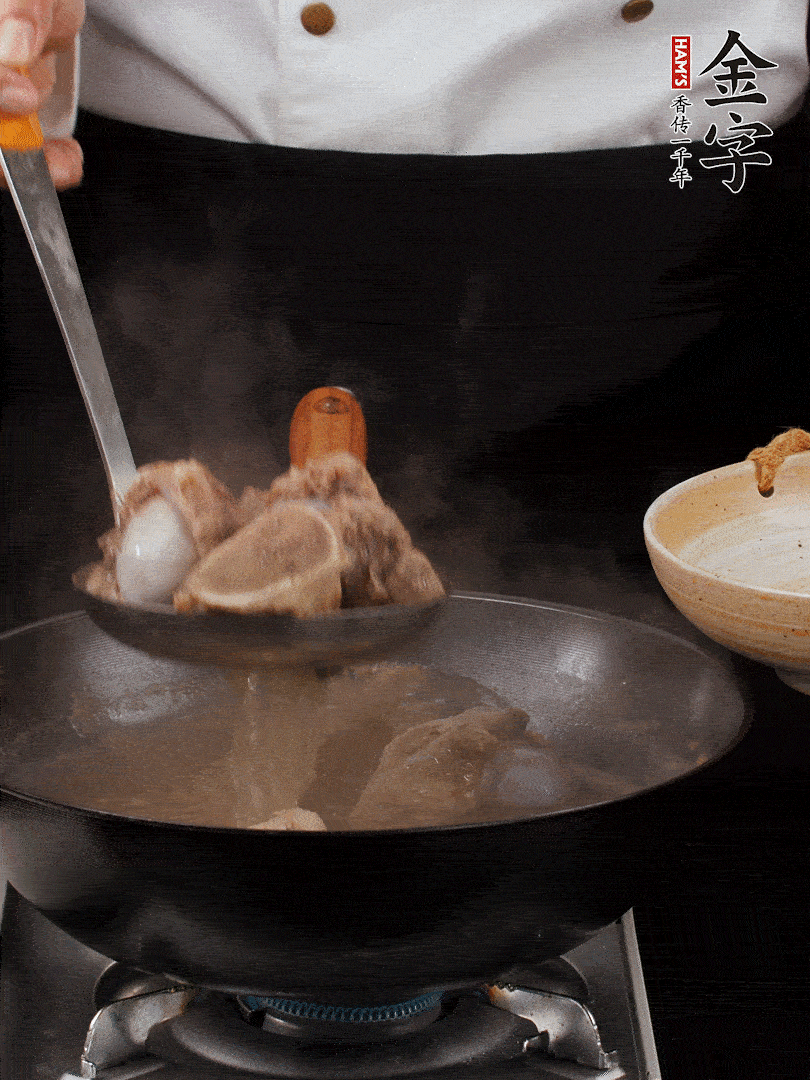 大筒骨清水浸泡30分鐘，中途換水2-3次。冷水下鍋，加姜片、料酒焯水，撇去浮沫。