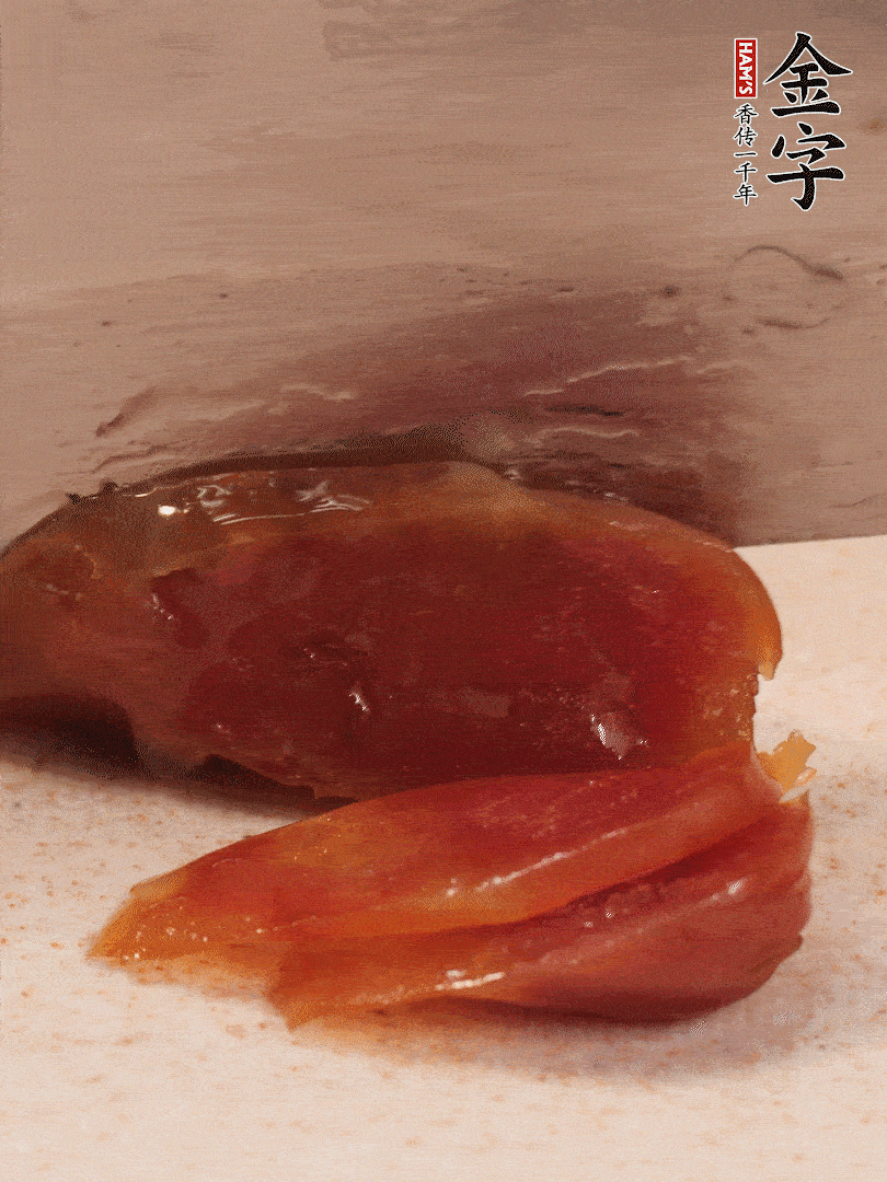 臘腸煮熟后，切薄片