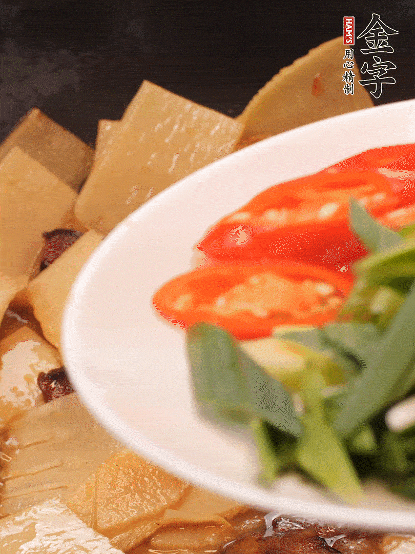 少許料酒增香，下蒜白、青紅辣椒略微翻炒