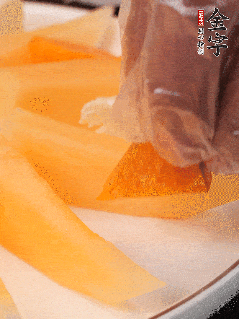 刀用火烤一下，切開奶酪