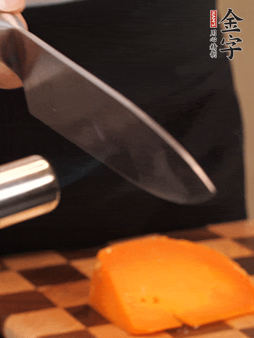 間隔擺上哈密瓜、奶酪、迷迭香、核桃仁