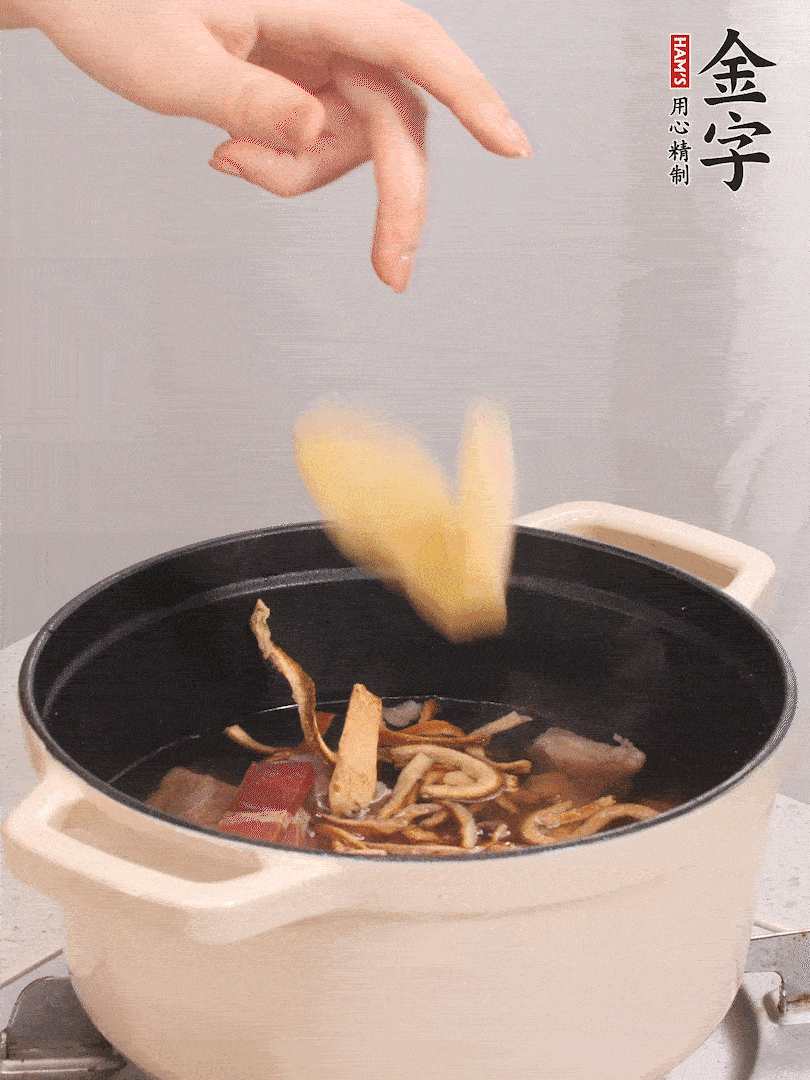 加入青、紅蘿卜再煲20小時(shí)。