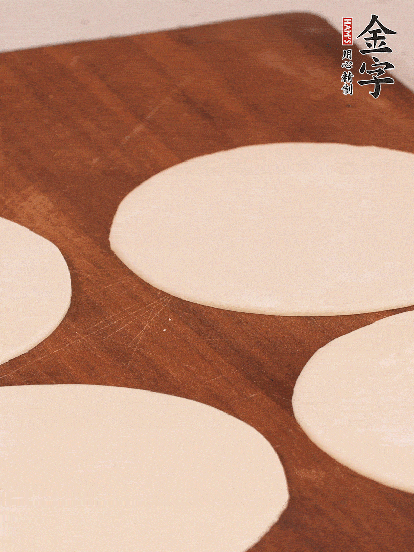 餃子皮均勻抹油，10張疊在一起，搟面杖搟開