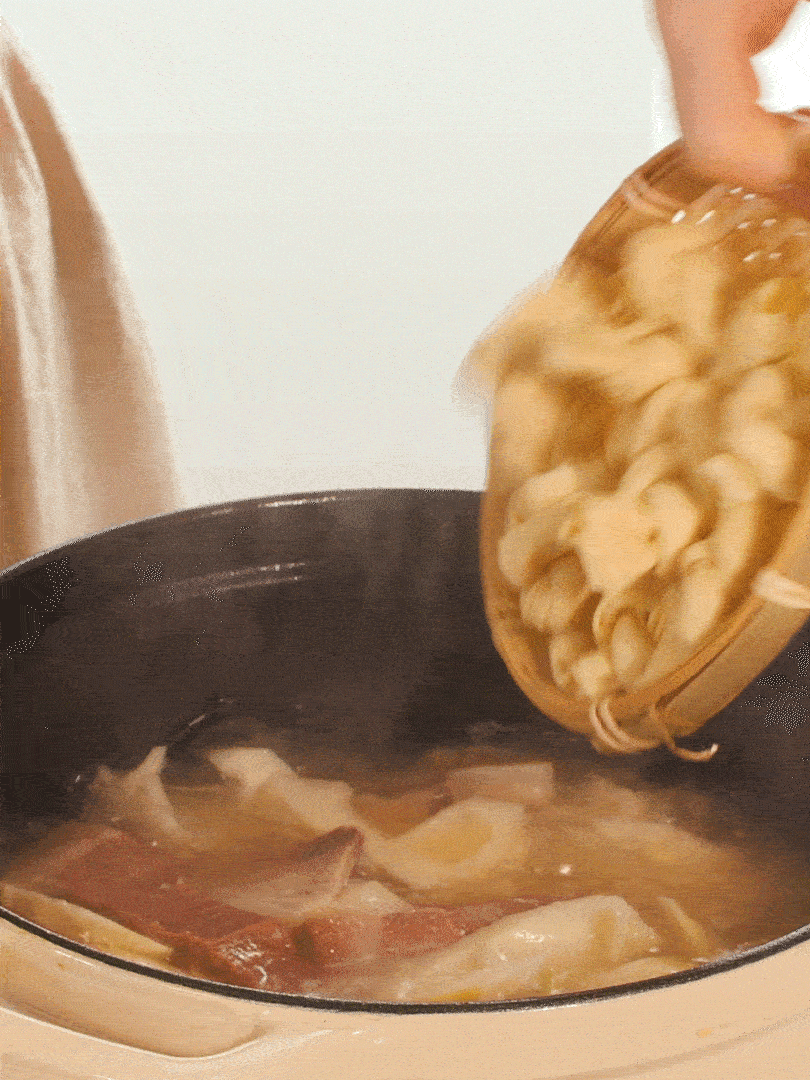 最后放入百葉結(jié)。萵筍小火慢篤10分鐘