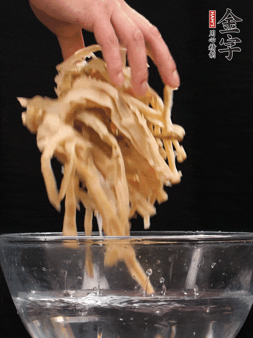 天目山筍干1把，清洗表面鹽分，用手撕成長(zhǎng)條