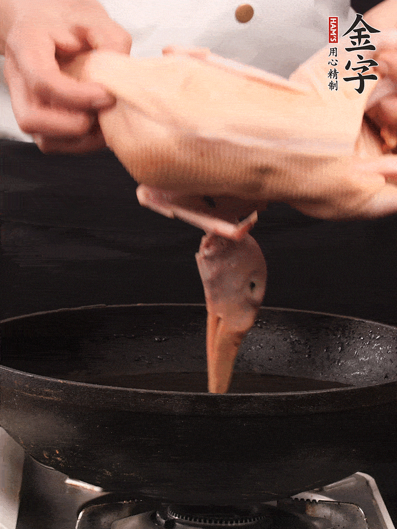 處理干凈的老鴨1只，黃酒小半碗，姜幾片，一起放入冷水，煮沸焯水3分鐘，去除血沫