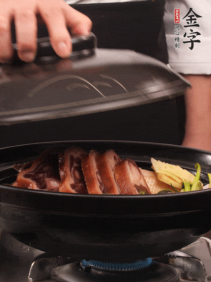砂鍋蓋蓋子密封，大火燒開(kāi)后轉(zhuǎn)小火，燜煮2小時(shí)