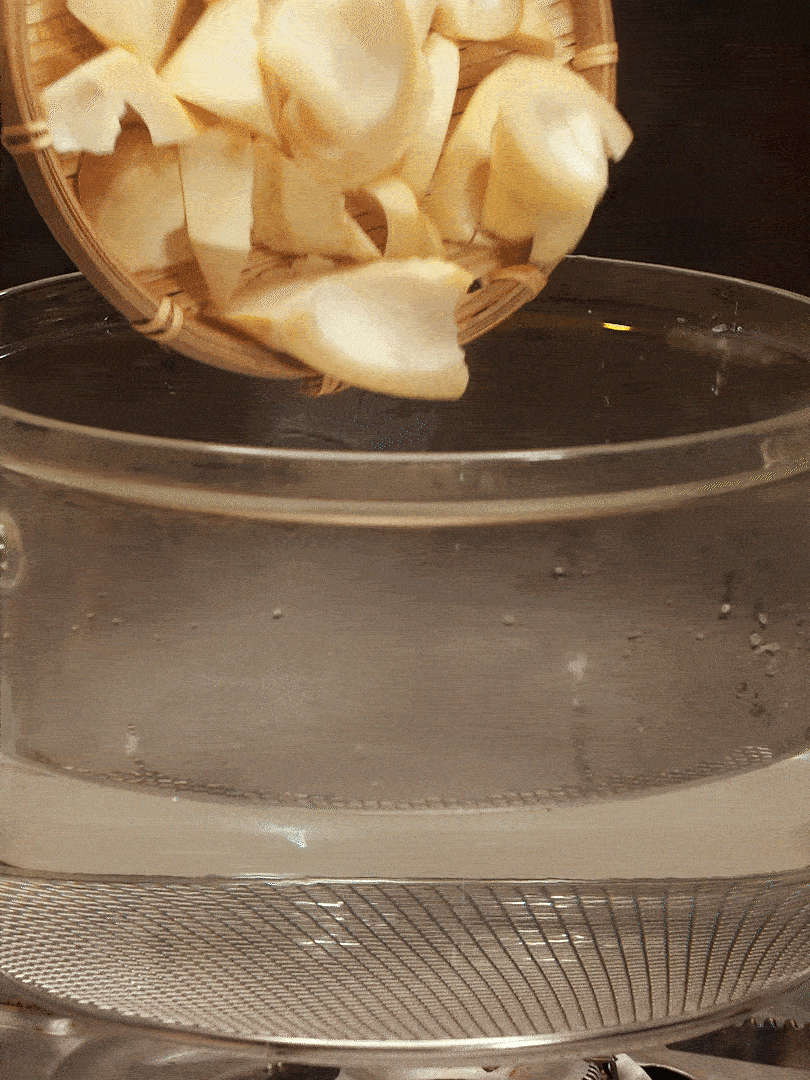 春筍切塊，焯水去除澀味