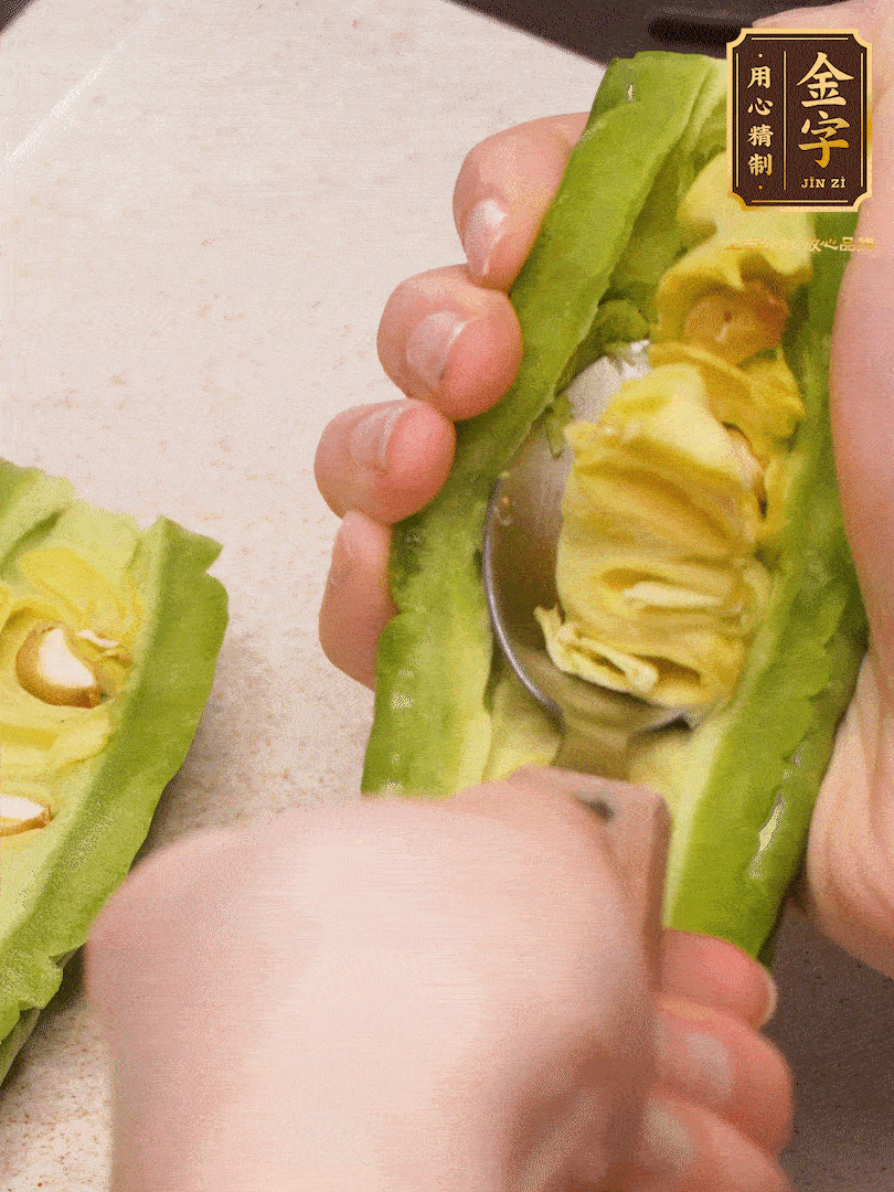 苦瓜從中間切開(kāi)，把里面的瓢和籽全部挖干凈