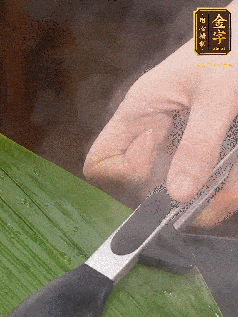 新鮮粽葉洗凈，用開水煮一下，讓粽葉更有韌性不易裂。