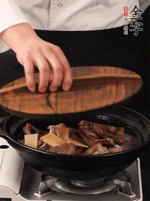 大火煮到沸騰后，轉(zhuǎn)中小火慢燉1個半小時。