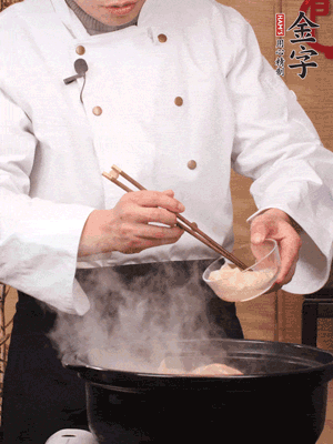 花膠、金湯放入鍋中小火再燉10分鐘