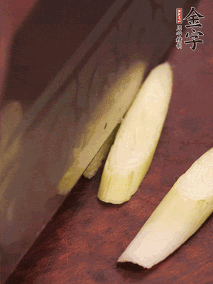 蒜白切小段，辣椒斜切圈