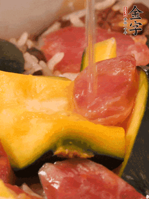 倒入溫開(kāi)水，水量高出米面一個(gè)指節(jié)。