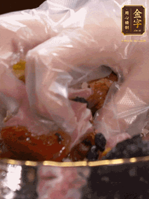 排骨洗凈后（蠔油、生抽、老抽、鹽、糖、淀粉、豆豉、蒜蓉、姜絲）腌制30分鐘