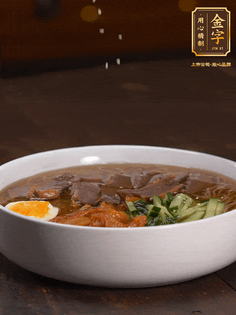 放入冰涼的冷面湯碼上黃瓜絲、泡菜、牛肉、雞蛋，撒點白芝麻