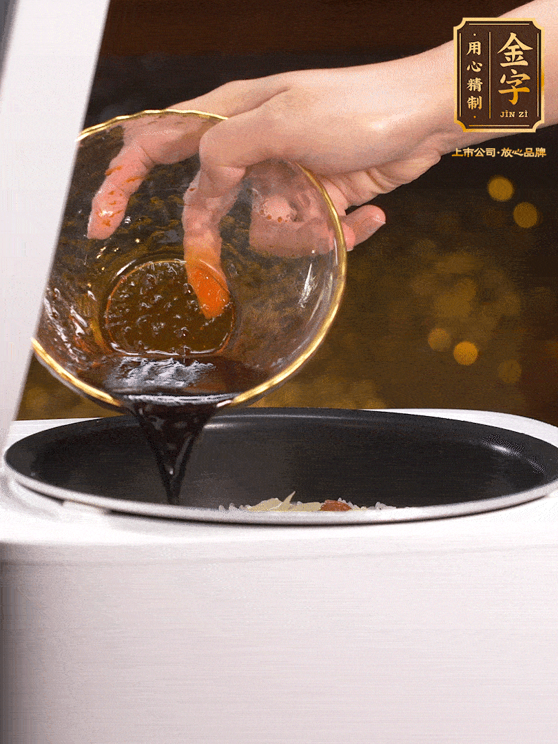 煮好后，淋上醬汁：2勺生抽、1勺老抽、1勺蠔油、半勺白糖、半勺香油、1勺水