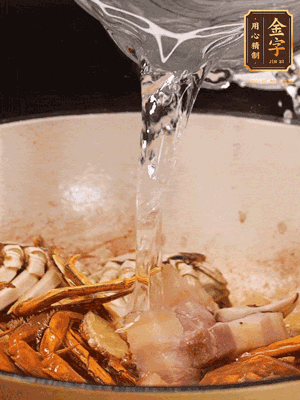 加料酒/花雕酒去腥，加入開水燜10分鐘左右