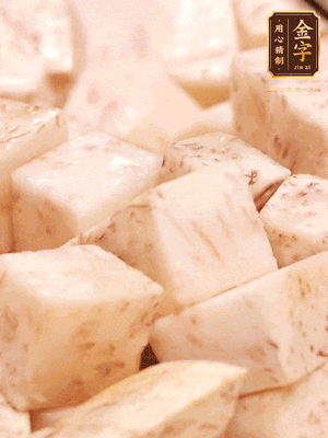 鍋上火下足油，將芋頭炸金黃色至熟