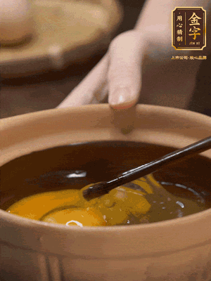 雞蛋打入砂鍋，充分打勻，1.5倍的溫水加一勺鹽，倒入蛋液中，攪拌均勻后用勺子舀去表面浮沫