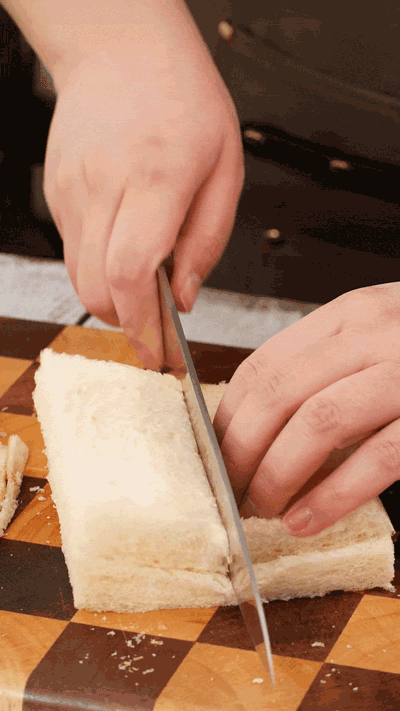 土司改刀去邊，切成適當(dāng)大小