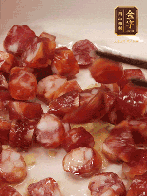 砂鍋熱油，下姜絲、香腸煸香