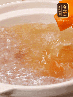 倒入開水、南瓜塊、南瓜泥中火煮5分鐘