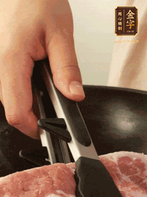 大塊五花肉皮面朝下，烙2-3分鐘